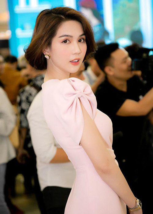 Ngoài Lâm Chí Linh, Ngọc Trinh còn được tờ Sohu so sánh với người mẫu Côn Lăng. Theo tờ Sohu, nhan sắc của Ngọc Trinh hao hao Côn Lăng.