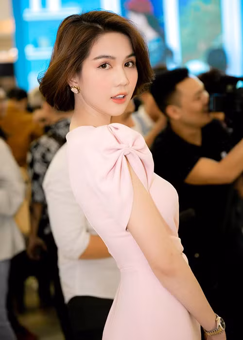 Ngoài Lâm Chí Linh, Ngọc Trinh còn được tờ Sohu so sánh với người mẫu Côn Lăng. Theo tờ Sohu, nhan sắc của Ngọc Trinh hao hao Côn Lăng.