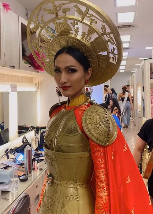 Hoài Sa chọn thiết kế lấy cảm hứng từ hình ảnh Bà Triệu mặc áo giáp vàng, đi guốc ngà, cài trâm vàng, cưỡi voi và được tôn là Nhụy Kiều tướng quân.