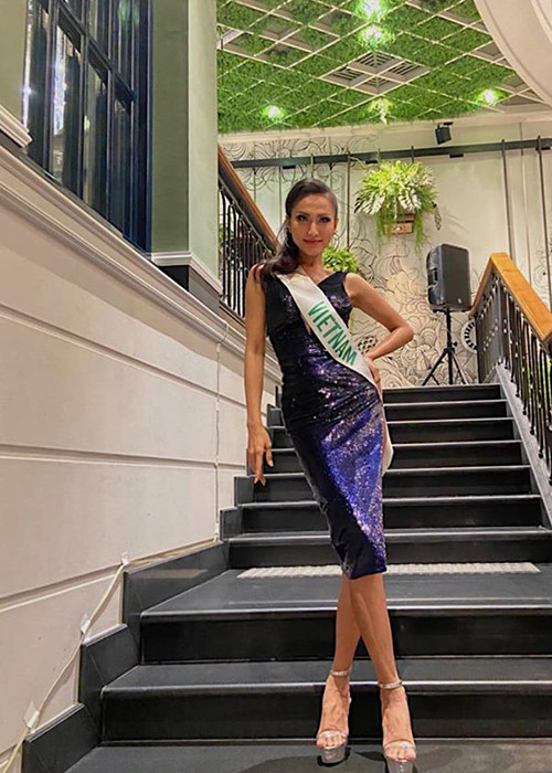 Diện đầm body ôm sát hở lưng tại sự kiện, Hoài Sa để lộ vẻ gầy gò khiến fan khá lo lắng.