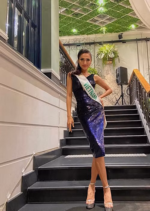 Diện đầm body ôm sát hở lưng tại sự kiện, Hoài Sa để lộ vẻ gầy gò khiến fan khá lo lắng.