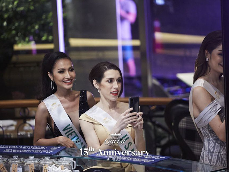 Trông khá gầy nhưng Hoài Sa vẫn ghi điểm bởi vẻ rạng rỡ.