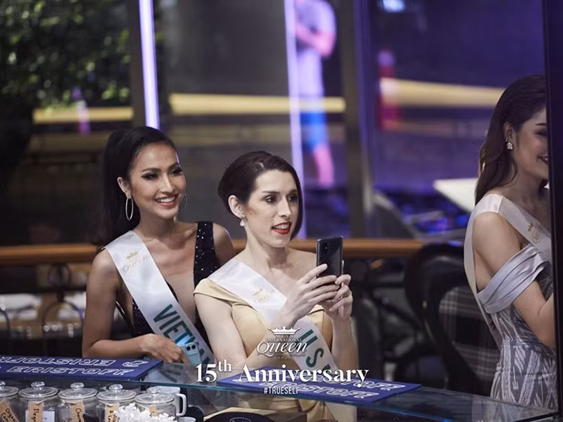 Trông khá gầy nhưng Hoài Sa vẫn ghi điểm bởi vẻ rạng rỡ.