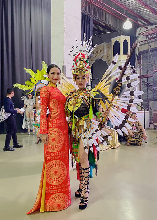 Trang phục dân tộc của Hoài Sa do NTK Văn Thành Công thực hiện.