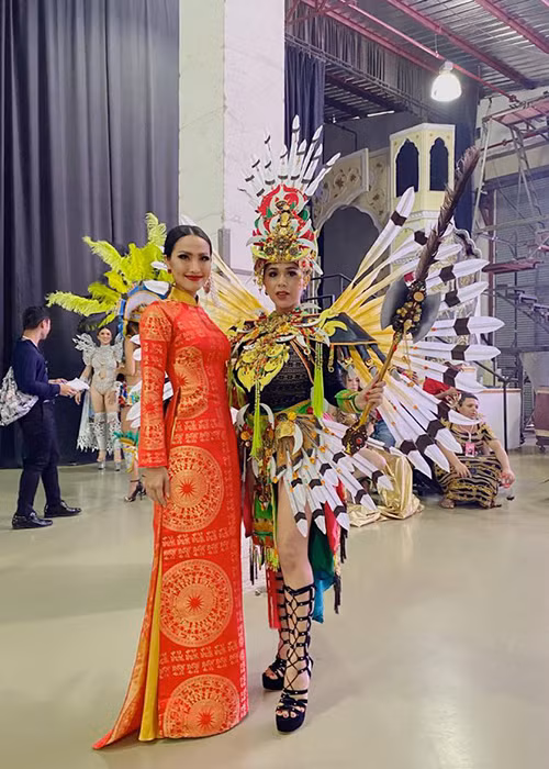 Trang phục dân tộc của Hoài Sa do NTK Văn Thành Công thực hiện.