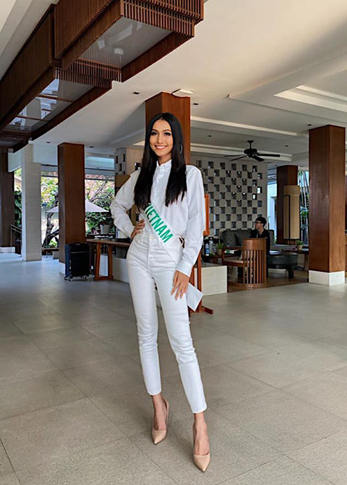 Vào sáng ngày 26/2, đại diện Việt Nam cùng các thí sinh trải qua phần thi phỏng vấn.