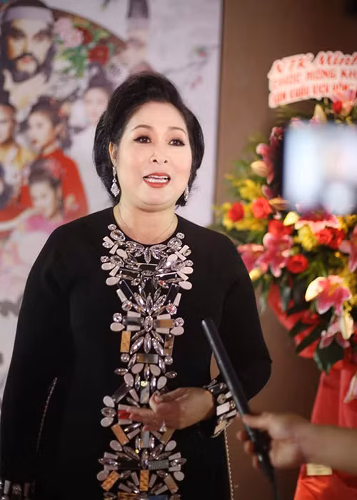 Ở lĩnh vực sân khấu, phim ảnh, nghệ sĩ Hồng Vân đóng cửa hai sân khấu. “10 ngày là con số dự kiến cho đến ngày lễ Tình nhân (14/2) mở lại nhưng tôi sẽ tùy tình hình dịch bệnh mà tính tiếp”, Hồng Vân chia sẻ trên Vietnamnet.