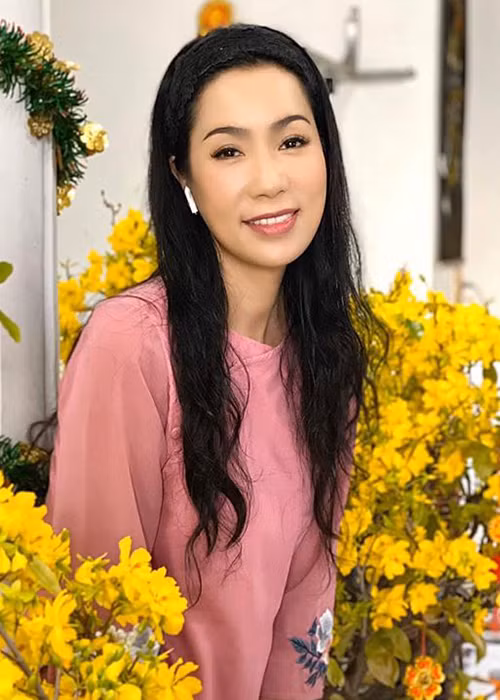 Nghệ sĩ Trịnh Kim Chi cũng đã đóng cửa sân khấu kịch ở quận 6, TP HCM trong thời gian dự kiến 2 tuần. “Tôi muốn đảm bảo sức khỏe cho mọi người. Sân khấu có thể thất thu nhưng đây là quyết định phù hợp", Trịnh Kim Chi cho hay.