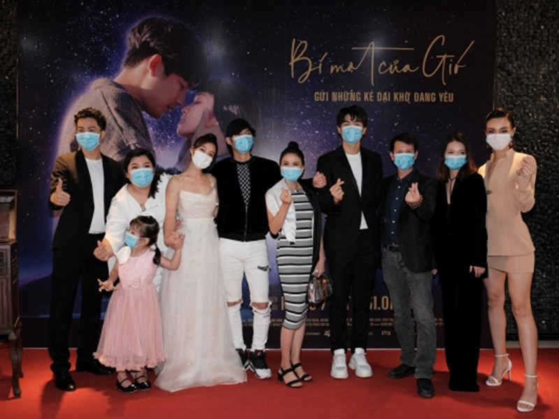 Vì virus Corona, phim "Bí mật của gió" lùi thời điểm công chiếu. Lịch phát hành chính thức sẽ được nhà sản xuất thông báo sau. Đạo diễn Quang Bình và các diễn viên Khả Ngân, Quốc Anh, Hoàng Yến Chibi đều cảm thấy tiếc nuối vì phim bị hoãn chiếu. Ảnh: Vietnamnet