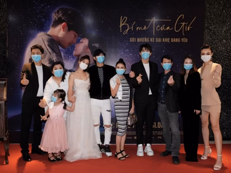 Vì virus Corona, phim "Bí mật của gió" lùi thời điểm công chiếu. Lịch phát hành chính thức sẽ được nhà sản xuất thông báo sau. Đạo diễn Quang Bình và các diễn viên Khả Ngân, Quốc Anh, Hoàng Yến Chibi đều cảm thấy tiếc nuối vì phim bị hoãn chiếu. Ảnh: Vietnamnet