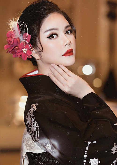 Dù Lý Nhã Kỳ lên tiếng phủ nhận nhưng tin đồn bị bắt khẩn cấp một lần nữa rộ lên. "Lại rộ tin tôi bị bắt à? Tin vịt tào lao thôi mà. Tôi vẫn bình thường, có sao đâu", Lý Nhã Kỳ chia sẻ trên Zing.