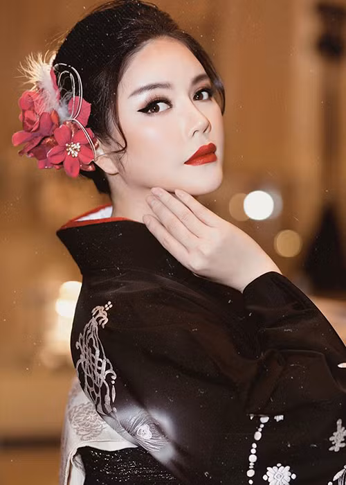 Dù Lý Nhã Kỳ lên tiếng phủ nhận nhưng tin đồn bị bắt khẩn cấp một lần nữa rộ lên. "Lại rộ tin tôi bị bắt à? Tin vịt tào lao thôi mà. Tôi vẫn bình thường, có sao đâu", Lý Nhã Kỳ chia sẻ trên Zing.