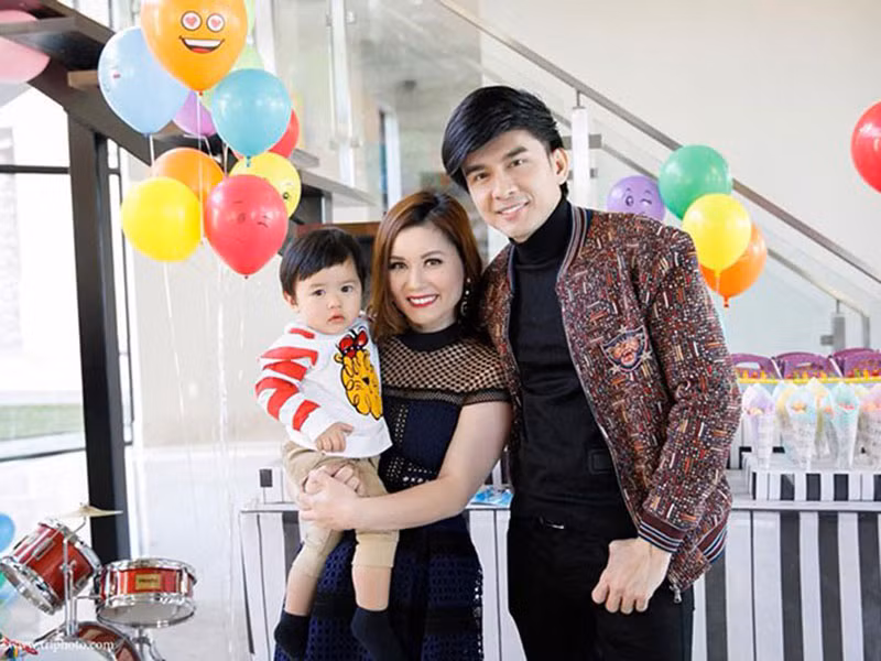 Câu chuyện giới tính của Đan Trường bị bàn tán từ lâu. Khi trở thành tâm điểm chú ý của dư luận, nam ca sĩ hoàn toàn phớt lờ, không bình luận, không đưa ra bất kỳ ý kiến nào.