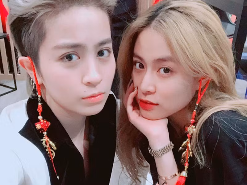 Sau Chi Pu, tới lượt Hoàng Thùy Linh bị nghi có mối quan hệ tình cảm với Gil Lê khi hai người bị phát hiện đeo nhẫn đôi, bên nhau như hình với bóng, thậm chí bị đồn mua nhà chung.