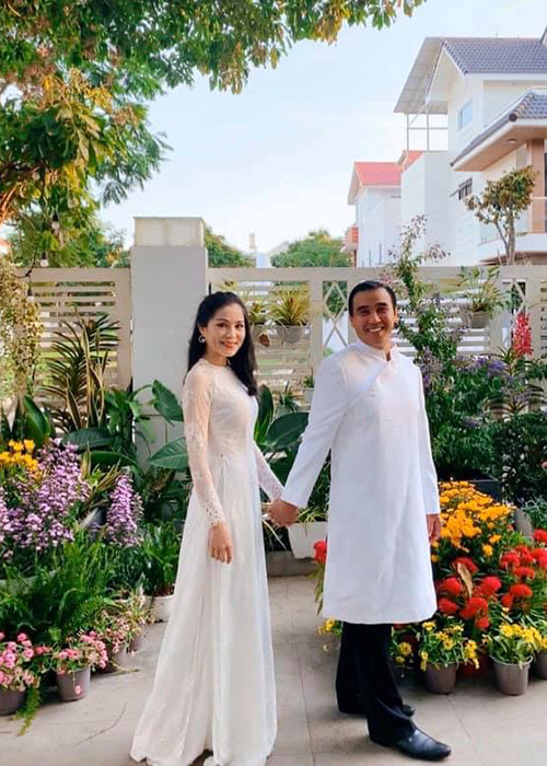 MC Quyền Linh đăng dòng tâm sự lãng mạn dành cho vợ: “Chỉ cần nắm chặt tay em, anh có thể đi xuyên qua tất cả mọi giông bão của cuộc đời”.