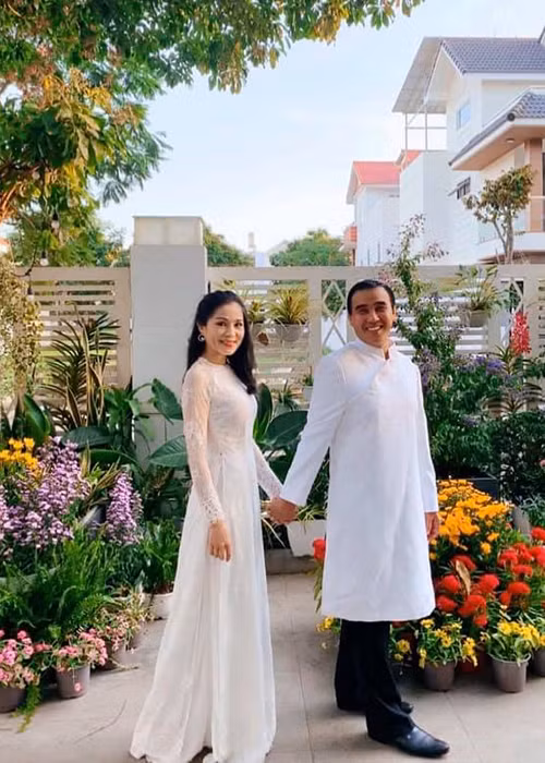 MC Quyền Linh đăng dòng tâm sự lãng mạn dành cho vợ: “Chỉ cần nắm chặt tay em, anh có thể đi xuyên qua tất cả mọi giông bão của cuộc đời”.