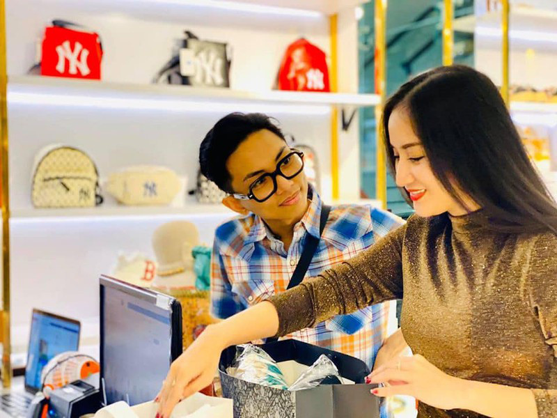 Phan Hiển lại đưa Khánh Thi đi mua quà Valentine sớm. Có thể thấy, Khánh Thi vô cùng hạnh phúc vì được ông xã chiều chuộng.