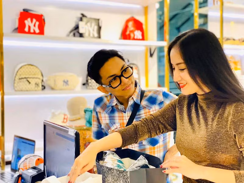 Phan Hiển lại đưa Khánh Thi đi mua quà Valentine sớm. Có thể thấy, Khánh Thi vô cùng hạnh phúc vì được ông xã chiều chuộng.