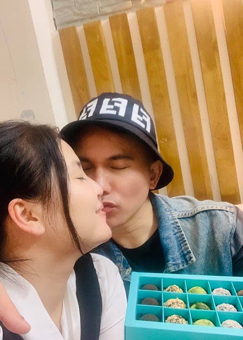 Nhân ngày Valentine, nhạc sĩ Tú Dưa gửi lời ngọt ngào đến bà xã Lam Trang: "Tiếp tục nắm lấy tay anh như bao năm qua nhé".