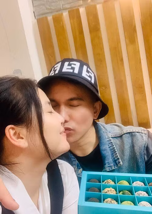 Nhân ngày Valentine, nhạc sĩ Tú Dưa gửi lời ngọt ngào đến bà xã Lam Trang: "Tiếp tục nắm lấy tay anh như bao năm qua nhé".