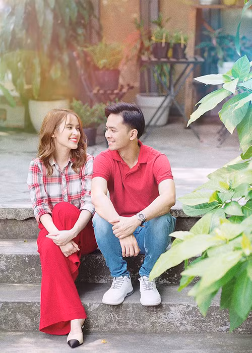 Văn Anh mong muốn sẽ đón thêm nhiều Valentine cùng Tú Vi: "Bên nhau 7 cái Valentine rồi đó! Thoắt cái là 70 cái liền à. Yêu bà xã".
