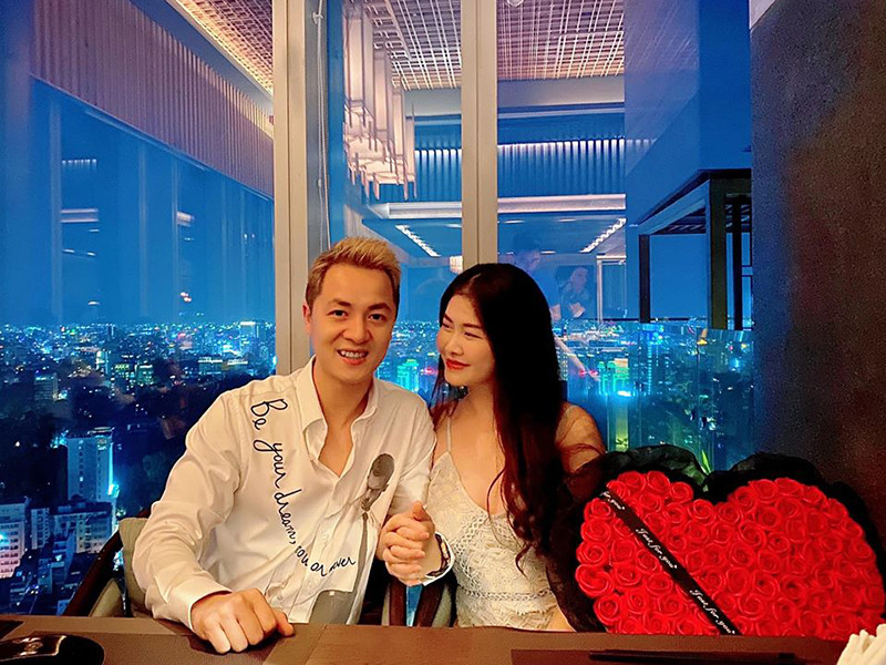 Trong khi Trường Giang đòi Nhã Phương món quà đặc biệt, Đăng Khôi tặng vợ đồ hàng hiệu, bó hoa hồng lớn.