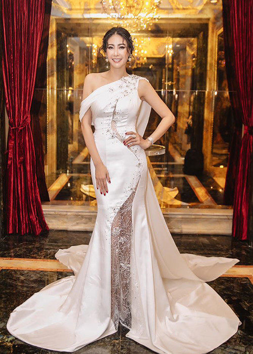 Từ khi còn trẻ, Hà Kiều Anh vốn đã kinh doanh. Hiện tại, cô là một trong ba hoa hậu giàu bậc nhất Việt Nam cùng với Trương Ngọc Ánh và Ngô Mỹ Uyên.