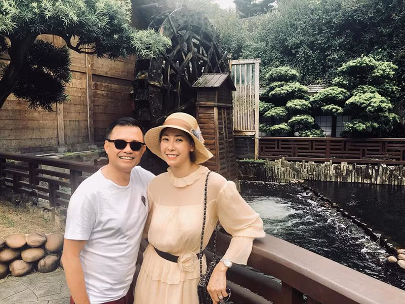 Nàng hoa hậu còn chia sẻ, ông xã dành cho cô sự tôn trọng không thay đổi sau nhiều năm chung sống.