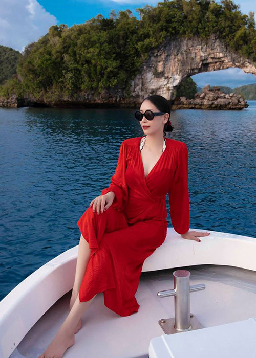 Ở độ tuổi 50, Hoa hậu Việt Nam 1992 tự tin diện áo tắm, trang phục gợi cảm khoe vóc dáng thon gọn, quyến rũ.