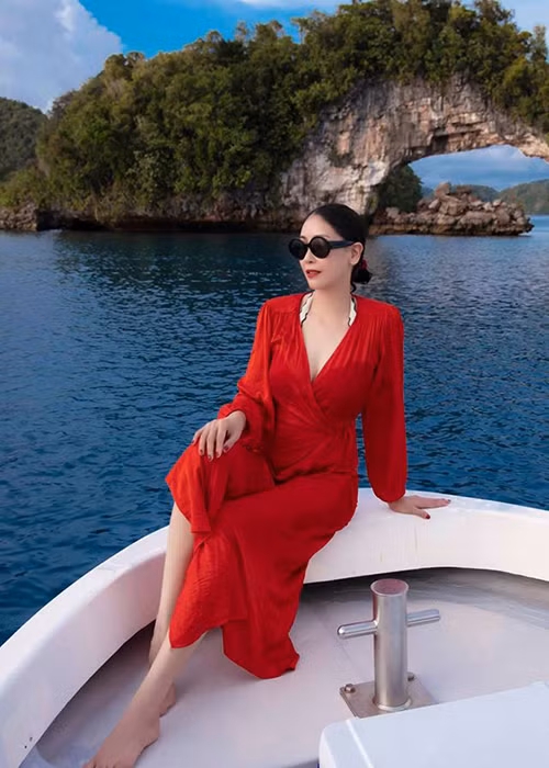 Ở độ tuổi 50, Hoa hậu Việt Nam 1992 tự tin diện áo tắm, trang phục gợi cảm khoe vóc dáng thon gọn, quyến rũ.