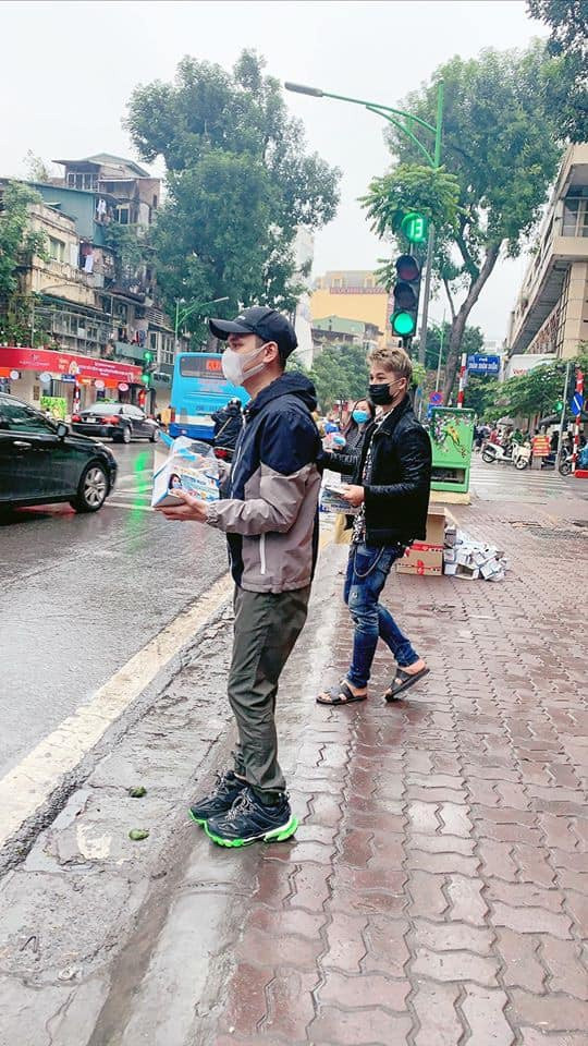 Xuan Bac, Khac Viet va nhieu nghe si xuong duong phat khau trang-Hinh-3