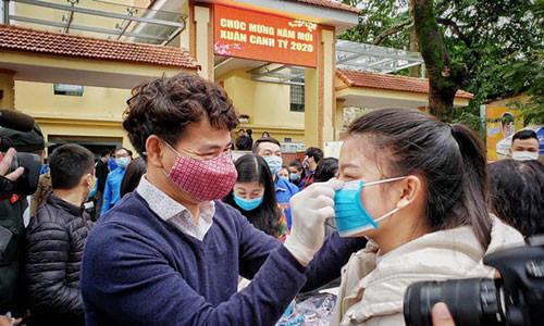 Xuan Bac, Khac Viet va nhieu nghe si xuong duong phat khau trang