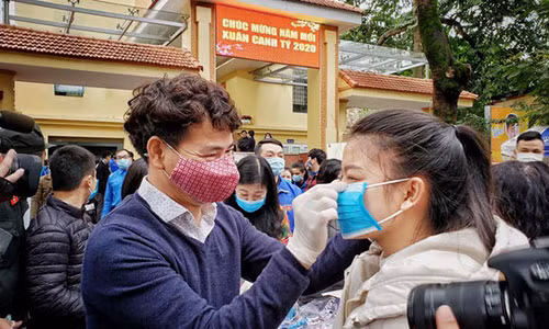 Xuan Bac, Khac Viet va nhieu nghe si xuong duong phat khau trang