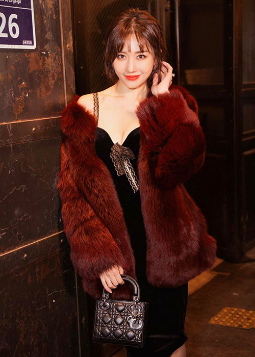 Hari Won mang dòng máu lai Việt - Hàn. Cô sở hữu gương mặt xinh đẹp, vóc dáng thon gọn, gợi cảm.