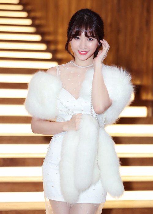 Hari Won vẫn đều đặn tung sản phẩm âm nhạc và đang theo đuổi nghề dẫn chương trình.