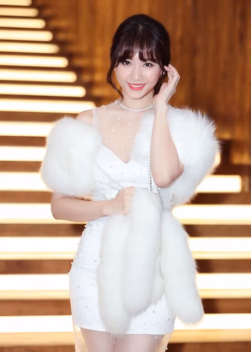 Hari Won vẫn đều đặn tung sản phẩm âm nhạc và đang theo đuổi nghề dẫn chương trình.