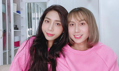 Mới đây Lynk Lee đã một lần nữa khiến cư dân mạng phải xôn xao khi đăng tải bức ảnh gây “lú” chụp cùng beauty blogger Khánh Vân Trần (Shayne) lên trang cá nhân. Cả hai cùng diện đồ đôi và “hồng thắm” khoe sắc trong tone makeup ngọt ngào, khiến khán giả phải “hú hồn” nhìn thêm vài lần và cảm thán đề sự giống nhau “không hề nhẹ” của cả hai.
