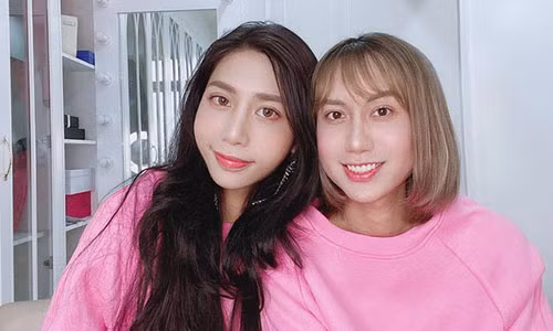 Mới đây Lynk Lee đã một lần nữa khiến cư dân mạng phải xôn xao khi đăng tải bức ảnh gây “lú” chụp cùng beauty blogger Khánh Vân Trần (Shayne) lên trang cá nhân. Cả hai cùng diện đồ đôi và “hồng thắm” khoe sắc trong tone makeup ngọt ngào, khiến khán giả phải “hú hồn” nhìn thêm vài lần và cảm thán đề sự giống nhau “không hề nhẹ” của cả hai.