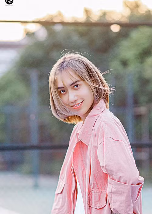 Sau khi công khai chuyện phẫu thuật và xuất hiện trước công chúng với hình ảnh đầy nữ tính, Lynk Lee đã nhận được nhiều ý kiến trái chiều từ cộng đồng mạng. Tuy nhiên, nam ca sĩ vẫn cảm thấy thực sự thoải mái về ngoại hình hiện tại của mình. Dù muốn hay không thì nhiều người vẫn phải công nhận rằng vẻ ngoài của Lynk Lee đã “lên hương” hơn rất nhiều sau khi anh phẫu thuật thẩm mỹ. Nam ca sĩ chia sẻ, bản thân đã tự tin hơn rất nhiều vì ngoại hình đã trông ưa nhìn hơn.