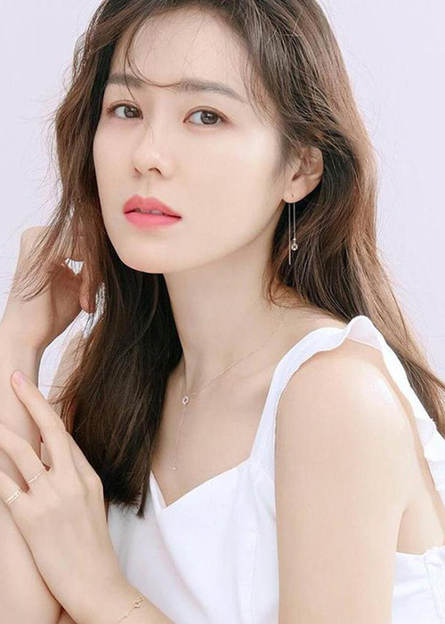 Nữ diễn viên Son Ye Jin quyên góp 100 triệu won cho tổ chức Community Chest of Korea chi nhánh ở tâm dịch Daegu. Chia sẻ trên truyền thông, Son Ye Jin cho biết, Daegu là nơi cô sinh ra và lớn lên, cũng là nơi bố mẹ cô sống bây giờ vì vậy, tin tức về dịch bệnh khiến cô rất đau lòng.