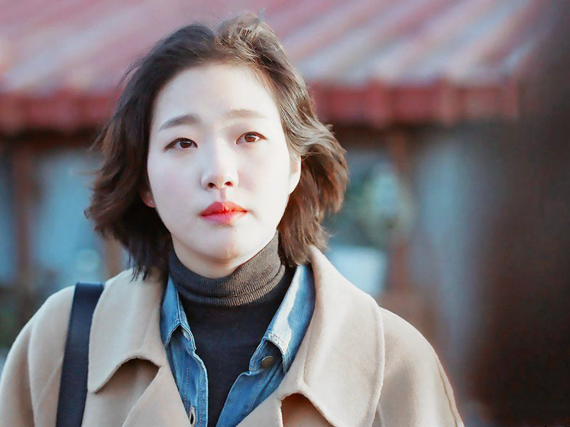 Trước tình trạng các gia đình có thu nhập thấp gặp khó khăn trong việc tìm khẩu trang vì vấn đề tài chính, nữ diễn viên Kim Go Eun dùng 100 triệu won mua gần 40.000 khẩu trang y tế để giúp đỡ.