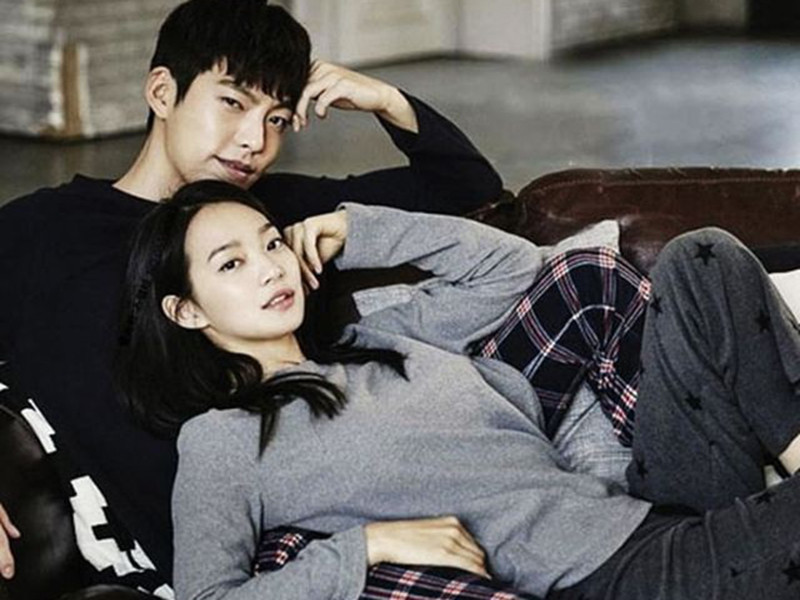 Shin Min Ah - Kim Won Bin quyên góp 100 triệu won mỗi người để chia sẻ và ủng hộ đội ngũ y tế và những người ngày đêm nỗ lực phòng chống dịch bệnh. Ngay lập tức, người hâm mộ dành lời khen ngợi cho hành động đẹp của cặp đôi diễn viên này.