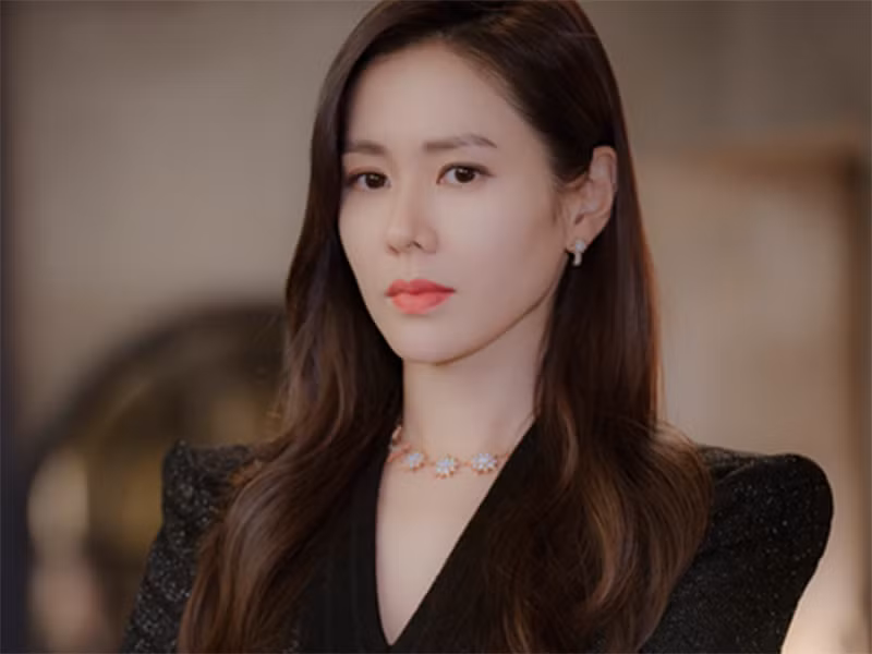 Nữ diễn viên phim “Hạ cánh nơi anh” chia sẻ thêm: "Tôi hy vọng rằng sự đóng góp của tôi có thể phần nào trợ giúp thiết thực cho những người có thu nhập thấp, những người đang rất cần sự giúp đỡ hơn bao giờ hết, cũng như hỗ trợ điều trị và phòng ngừa Covid-19”.