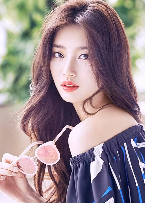 Theo Koreaboo, các nghệ sĩ quyên góp 100 triệu won còn gồm: Suzy, Hyeri (Girl’s Day), Kang Ho Dong, Gong Yoo, Jung Woo Sung, Kim Hye Soo, So Yoo Jin, Jung Ryeo Won, Seo Jang Hoon, Kim Hee Sun, Irene, Lee Seung Gi, Suga (BTS), vợ chồng Kwon Sang Woo - Son Tae Young, Wendy (Red Velvet), vợ chồng Song Yoon Ah - Sol Kyung Gu, Yoona (SNSD), vợ chồng Choi Soo Jong – Ha Hee Ra, Yeom Jung Ah.
