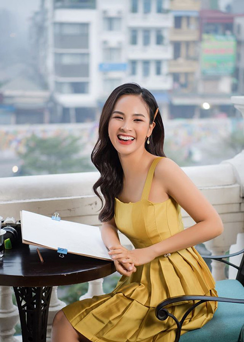 Ngoài ra, cô cũng là Á khôi Sinh viên Việt Nam 2017 và Hoa khôi tài năng ngoại thương 2015.