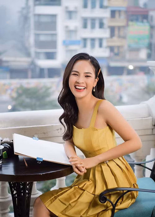 Ngoài ra, cô cũng là Á khôi Sinh viên Việt Nam 2017 và Hoa khôi tài năng ngoại thương 2015.