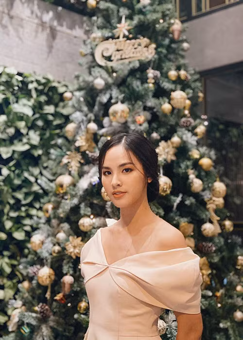 Quỳnh Nga không chỉ xinh đẹp mà còn học giỏi. Cô có khả năng hùng biện tiếng Anh, ca hát, vẽ và dẫn chương trình.