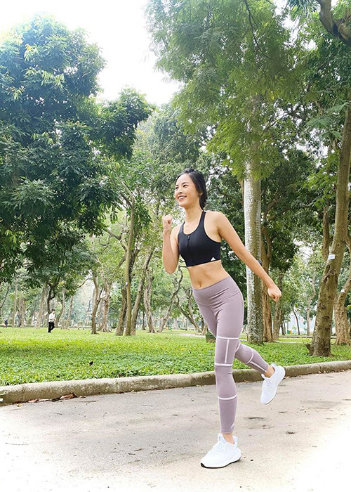 Bản sao của Hạ Vi còn từng là á khôi 1 cuộc thi Hoa khôi Sinh viên Việt Nam 2017, lọt top 10 cuộc thi Hoa khôi Áo dài 2014.