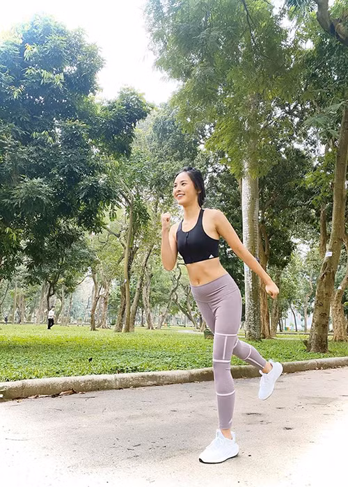 Bản sao của Hạ Vi còn từng là á khôi 1 cuộc thi Hoa khôi Sinh viên Việt Nam 2017, lọt top 10 cuộc thi Hoa khôi Áo dài 2014.