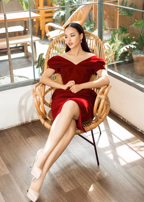 Đại diện Việt Nam tại một sân chơi nhan sắc quốc tế, Quỳnh Nga đang cố gắng hoàn thiện ngoại hình lẫn kỹ năng.